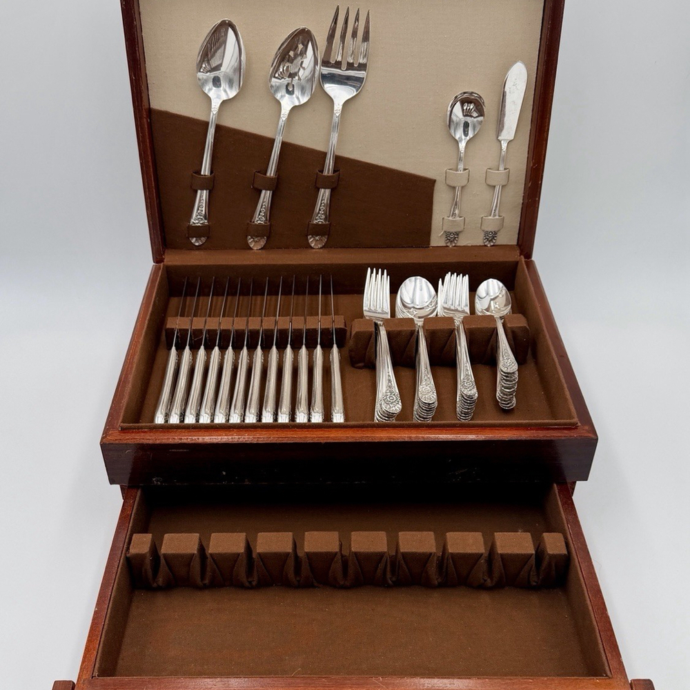Vintage Wm.Rogers Mfg.Co. “Jubilee” Silverplate Flatware Set 53 Pieces with Case